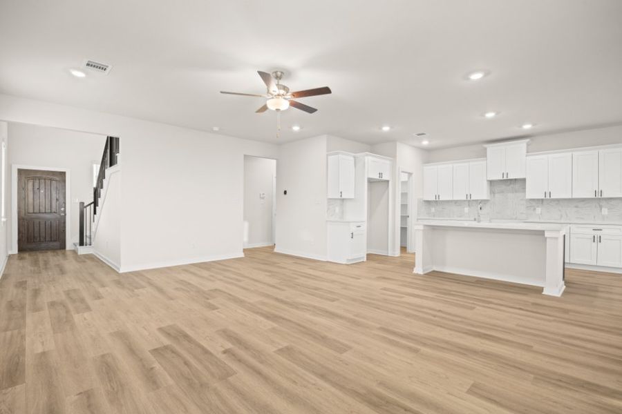 Spacious, unfurnished interior of a new home in Glendale Lakes, Rosharon (Image 17).