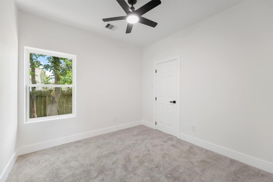 Spacious, unfurnished interior of a new home in , Santa Fe (Image 16).