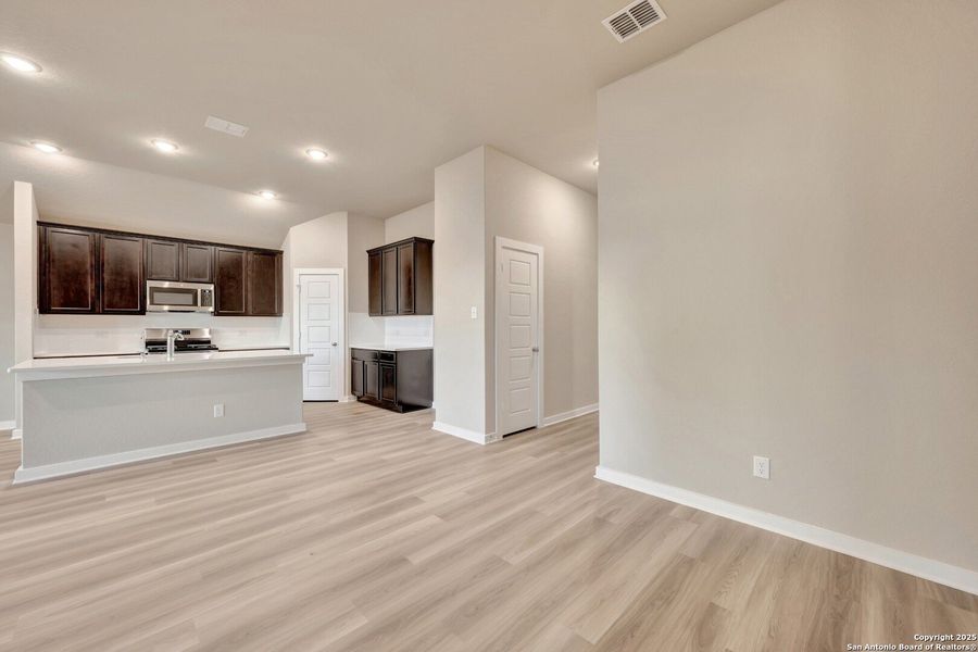 Spacious, unfurnished interior of a new home in Winding Brook, San Antonio (Image 12). Spacious, unfurnished interior of a new home in Winding Brook, San Antonio (Image 12).