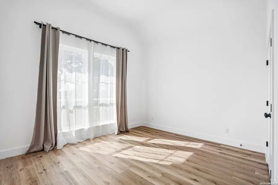 Spacious, unfurnished interior of a new home in , Canyon Lake (Image 21).
