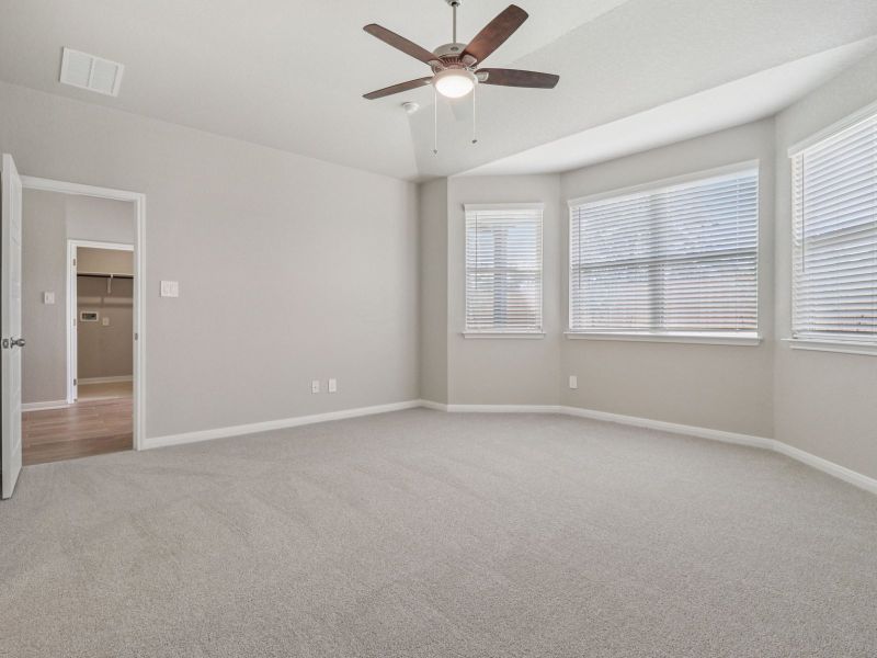 Spacious, unfurnished interior of a new home in Sagebrooke - Premier Series, San Antonio (Image 16).