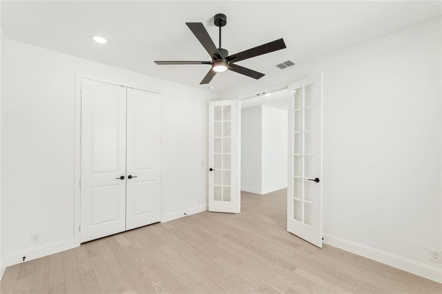 Spacious, unfurnished interior of a new home in Chaparral Park, Oak Point (Image 20).
