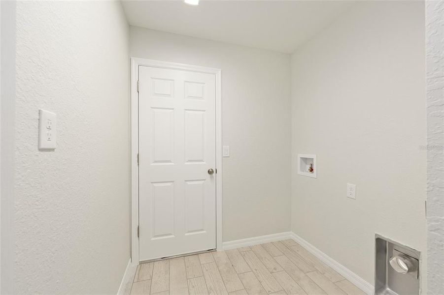 Spacious, unfurnished interior of a new home in , Ocala (Image 33).