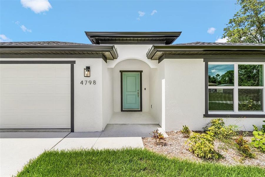Exterior details and patio area of a home in , North Port (Image 3).