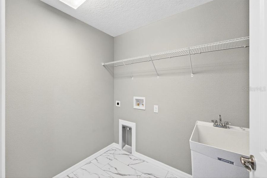 Spacious, unfurnished interior of a new home in , Ocklawaha (Image 18).