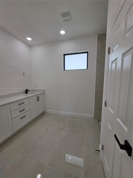 Spacious, unfurnished interior of a new home in , Lehigh Acres (Image 27).