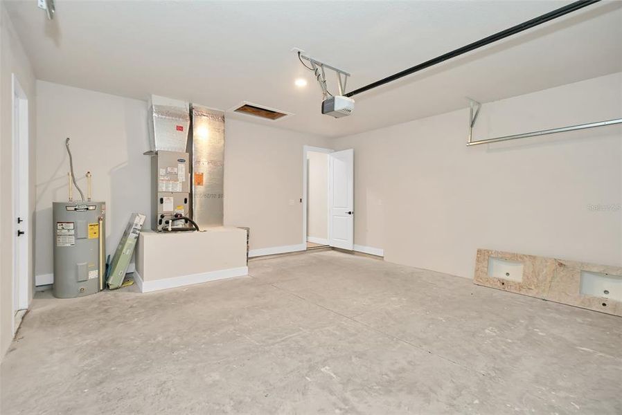 Spacious, unfurnished interior of a new home in , Dunnellon (Image 33).