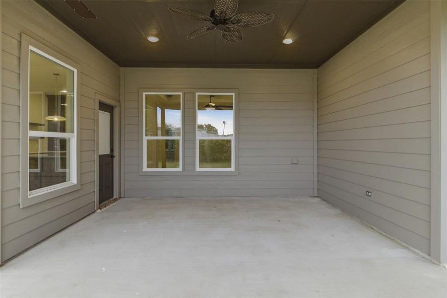 Exterior details and patio area of a home in , River Oaks (Image 3).