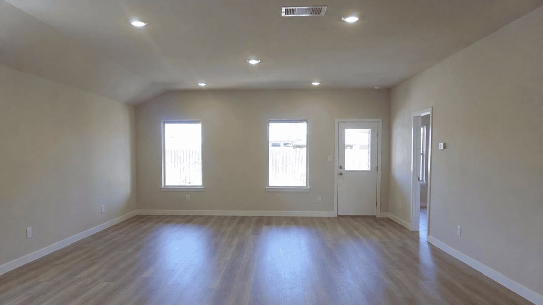 Spacious, unfurnished interior of a new home in London Towne, Corpus Christi (Image 7).