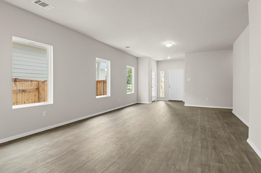 Spacious, unfurnished interior of a new home in Cloverleaf, Austin (Image 29).