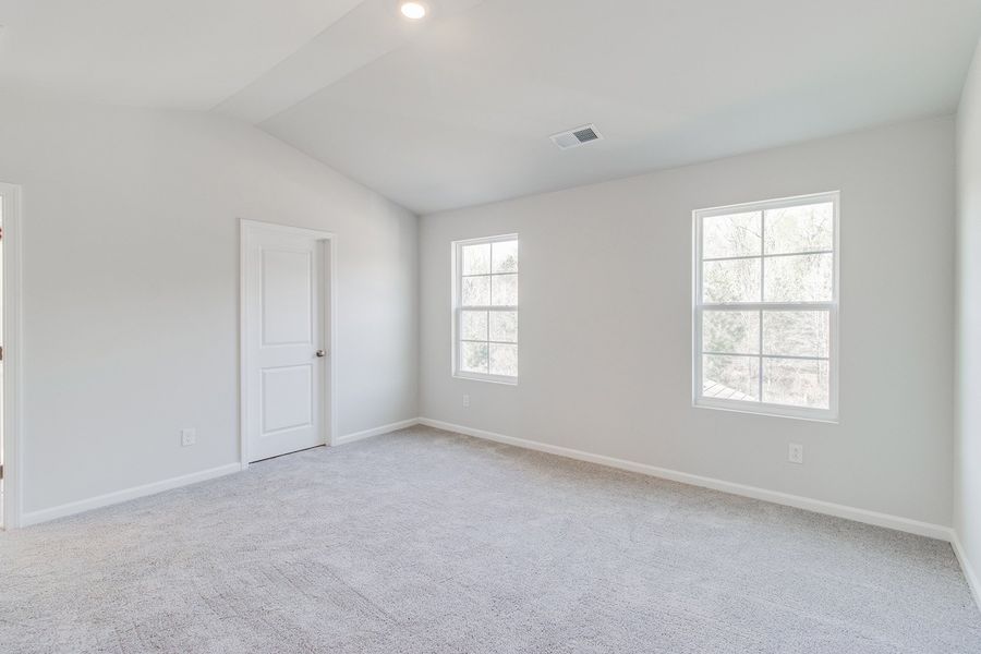 Spacious, unfurnished interior of a new home in Bluefield, Lexington (Image 25).
