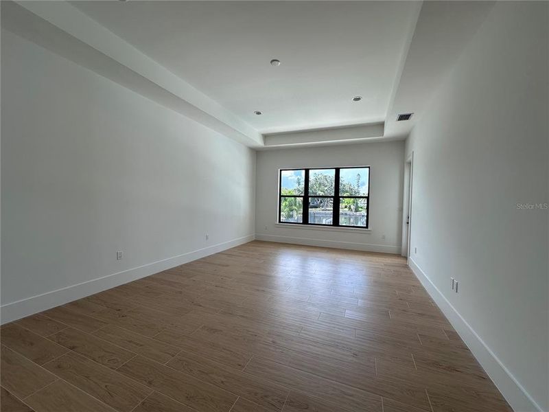 Spacious, unfurnished interior of a new home in , Sarasota (Image 10).