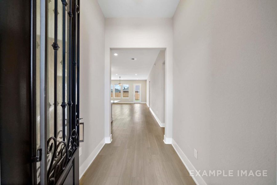 Spacious, unfurnished interior of a new home in Lago Mar, Texas City (Image 27).