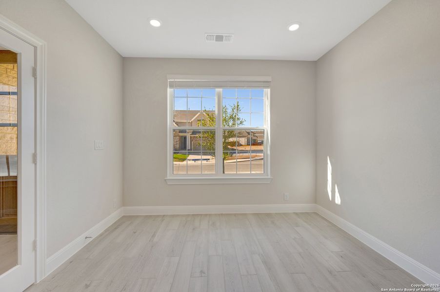 Spacious, unfurnished interior of a new home in Davis Ranch 50', San Antonio (Image 35).