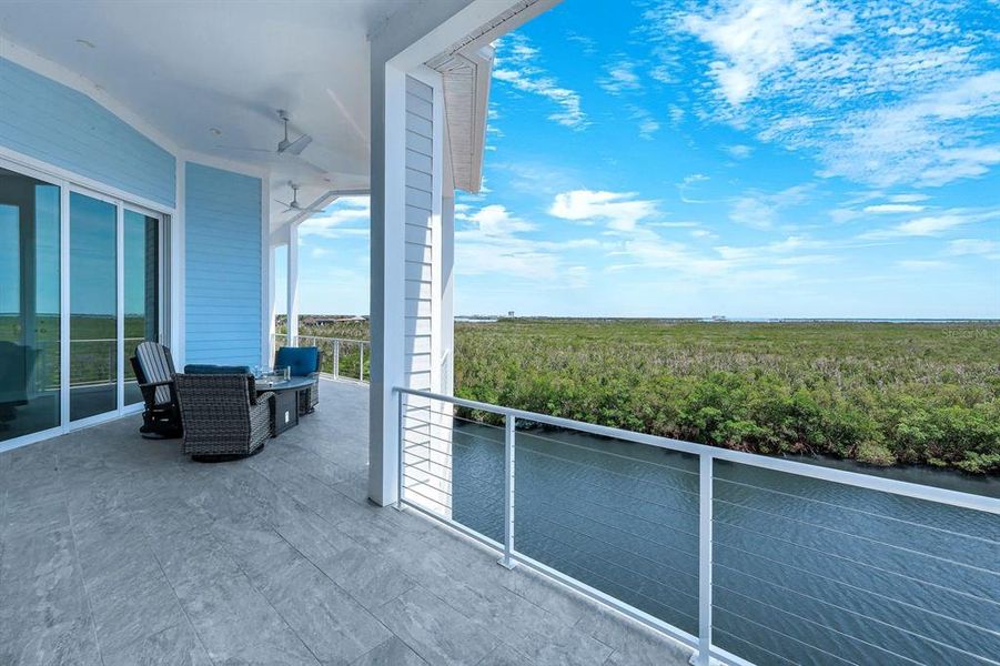 Exterior details and patio area of a home in , Cape Coral (Image 25).