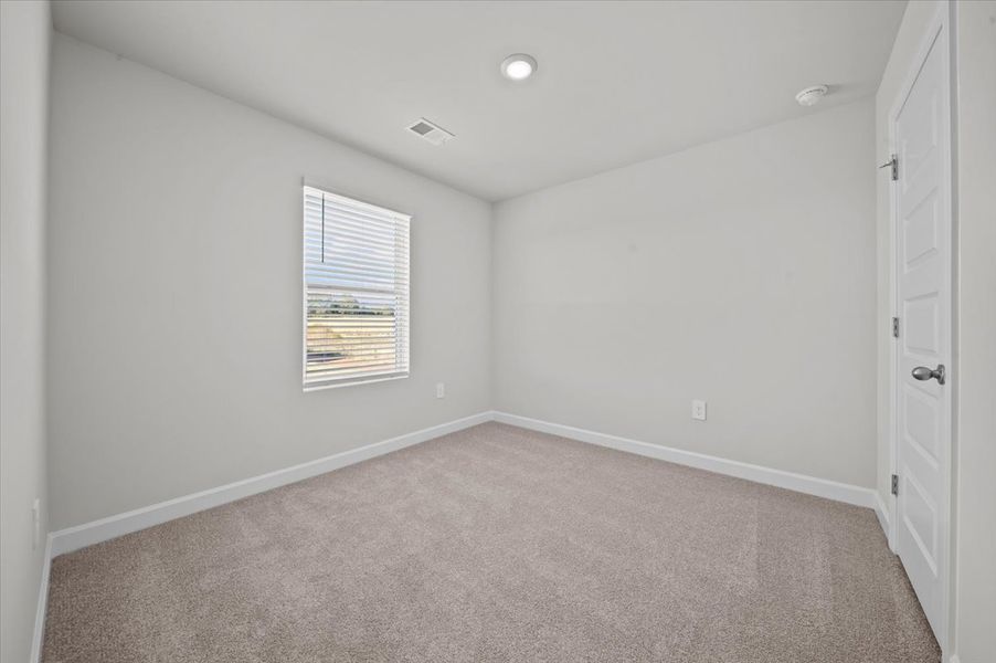 Spacious, unfurnished interior of a new home in Village at White Pine, Pendleton (Image 20). Spacious, unfurnished interior of a new home in Village at White Pine, Pendleton (Image 20).