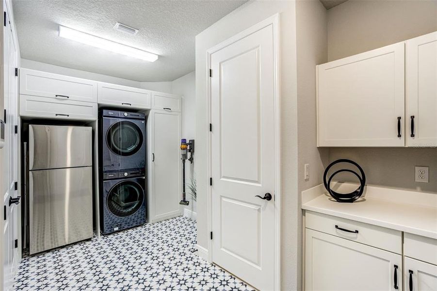 Furnished interior view inside a new home in , Tarpon Springs (Image 18).