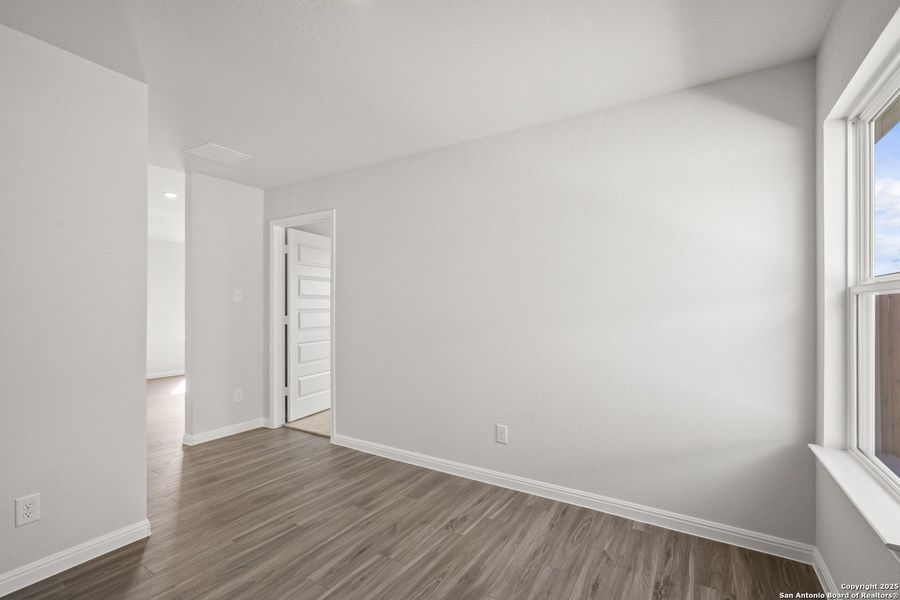 Spacious, unfurnished interior of a new home in Timber Creek, San Antonio (Image 30).