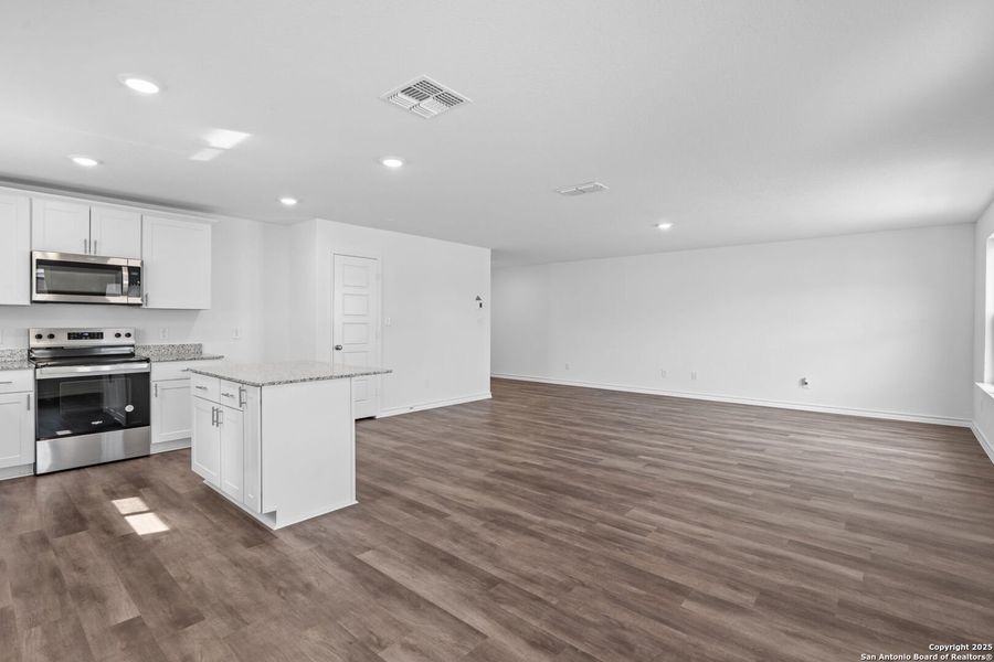 Spacious, unfurnished interior of a new home in Cinco Lakes, San Antonio (Image 18).