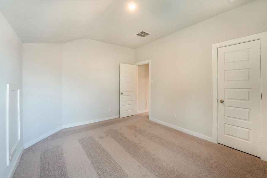 Spacious, unfurnished interior of a new home in Deer Pines, Conroe (Image 44).