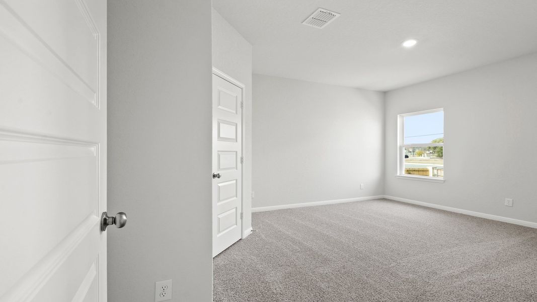 Spacious, unfurnished interior of a new home in Melissa Ranch, San Antonio (Image 17).