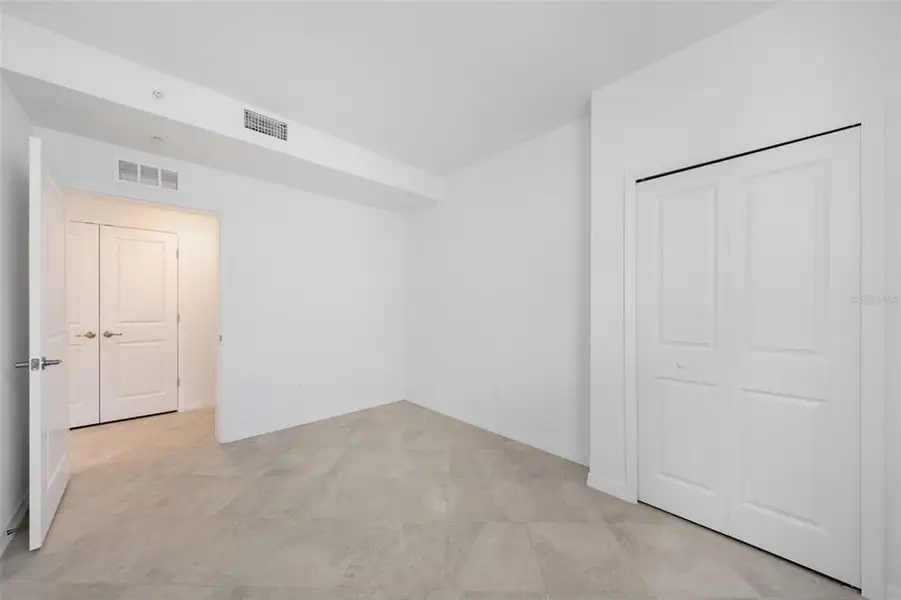Spacious, unfurnished interior of a new home in Calusa Country Club, Lakewood Ranch (Image 39).