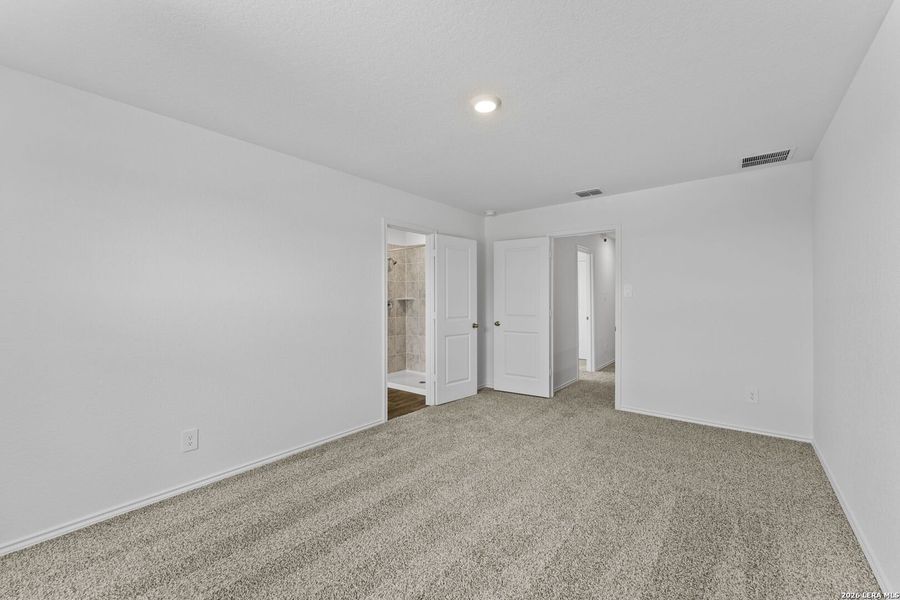 Spacious, unfurnished interior of a new home in Avenida, Converse (Image 10).
