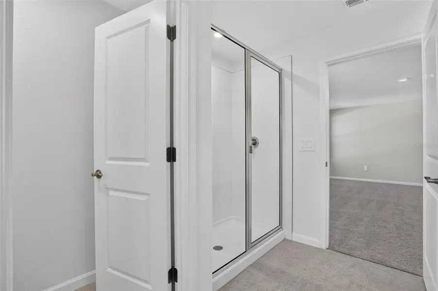 Spacious, unfurnished interior of a new home in Sanderling, Palmetto (Image 24).