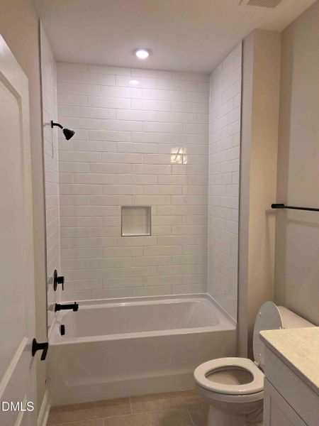 -Guest bathtub -Guest bathtub