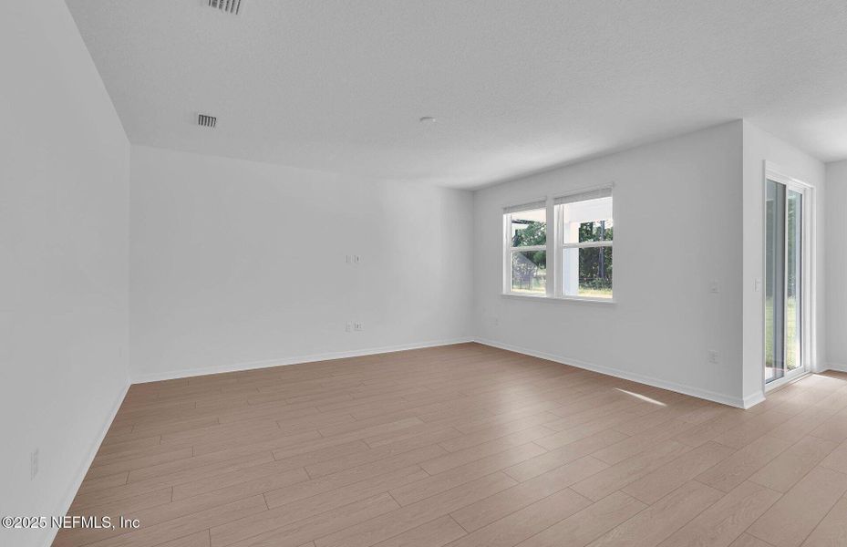 Spacious, unfurnished interior of a new home in Hyland Trail, Green Cove Springs (Image 20).