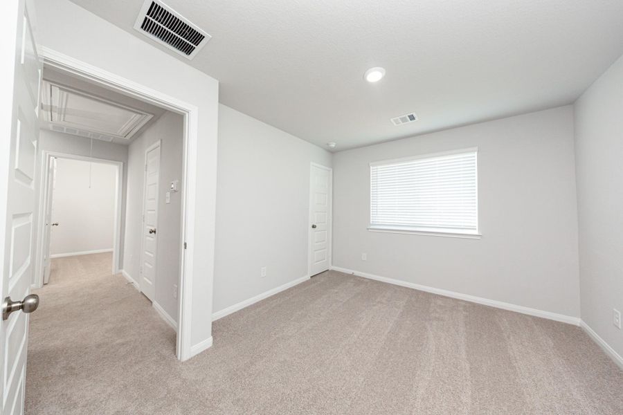 Spacious, unfurnished interior of a new home in Wayside Village, Houston (Image 13).