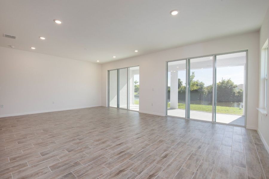 Spacious, unfurnished interior of a new home in Cape Coral, Cape Coral (Image 11).
