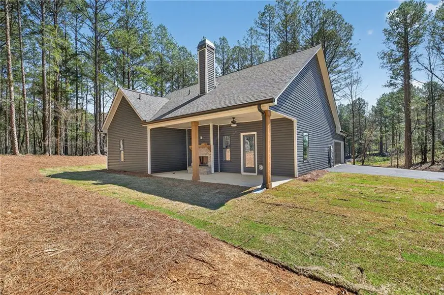 Exterior details and patio area of a home in , Silver Creek (Image 4).