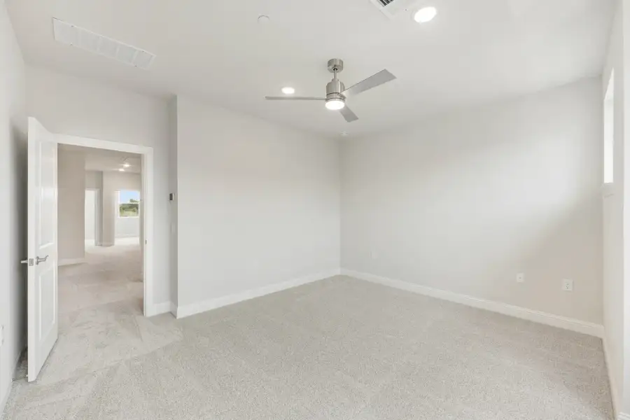 Spacious, unfurnished interior of a new home in Ten Mile Creek, Celina (Image 38).