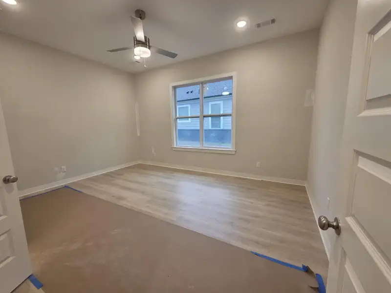 Spacious, unfurnished interior of a new home in Twin Oaks, Oakland (Image 8).