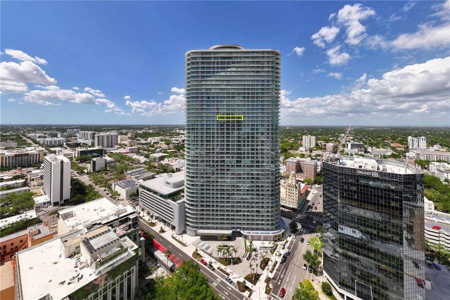 Condo located in St. Petersburg, FL showcasing its design and architecture (Image 29).