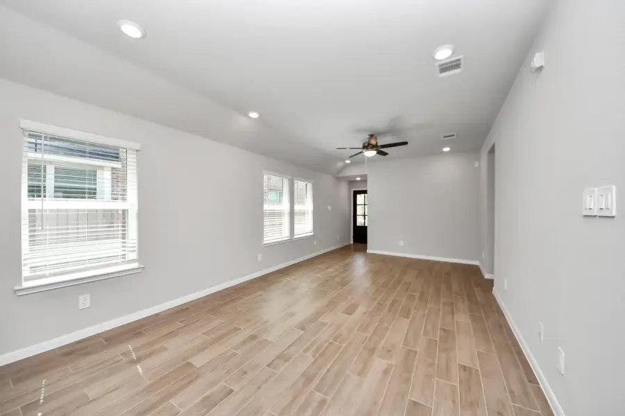 Spacious, unfurnished interior of a new home in , Tomball (Image 10).