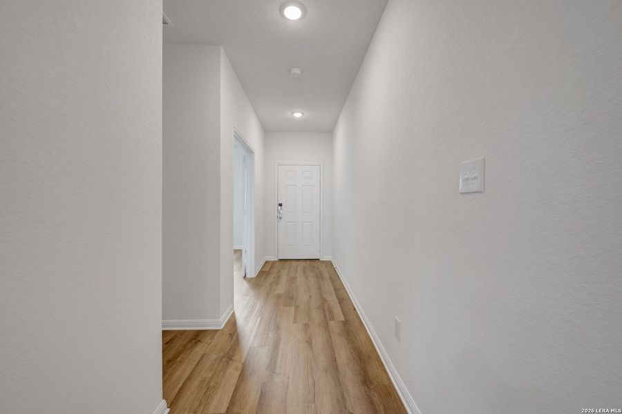 Spacious, unfurnished interior of a new home in Mesquite Ridge, San Antonio (Image 33).