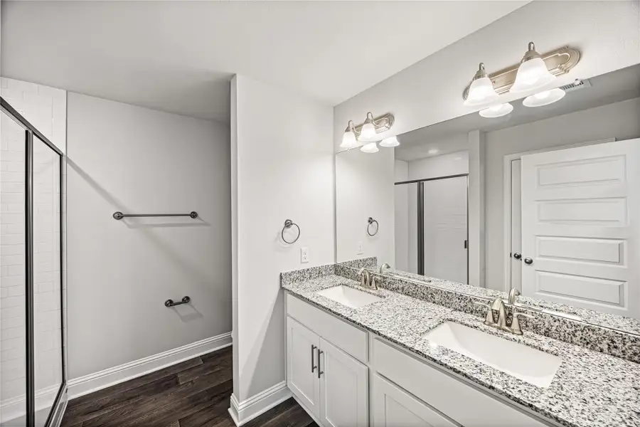 *Representative photo. Colors and features may differ* *Representative photo. Colors and features may differ*