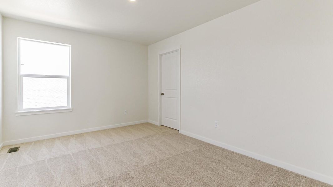 Spacious, unfurnished interior of a new home in Vista Meadows, Fort Lupton (Image 17).