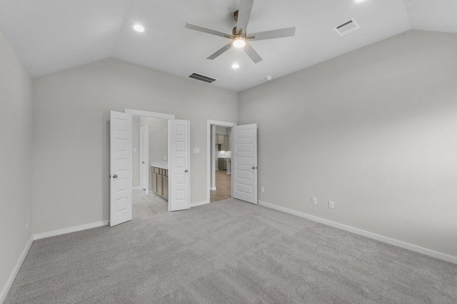 Spacious, unfurnished interior of a new home in Huntington Place, Rosharon (Image 9).