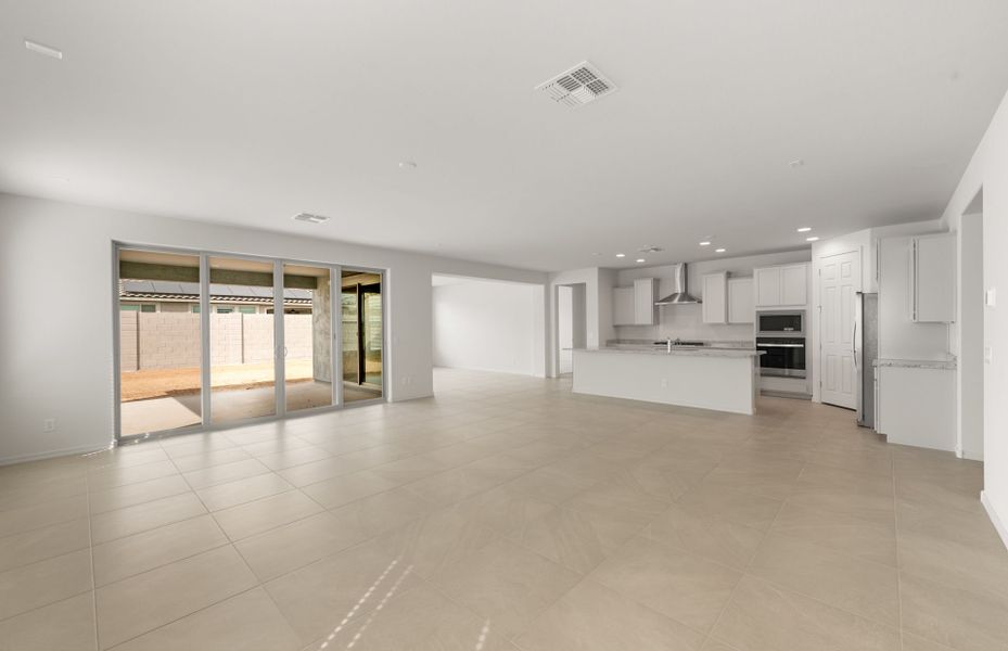 Spacious, unfurnished interior of a new home in Allen Ranches, Litchfield Park (Image 25).