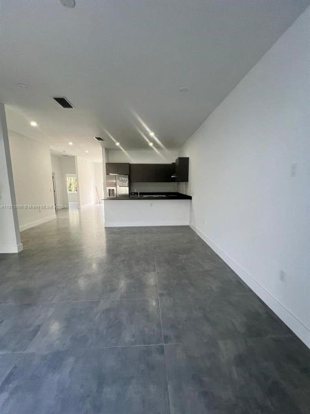 Spacious, unfurnished interior of a new home in , Fort Lauderdale (Image 7).