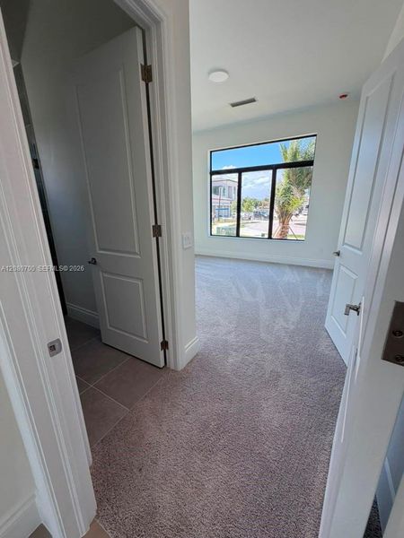 Spacious, unfurnished interior of a new home in , Miami Lakes (Image 6).