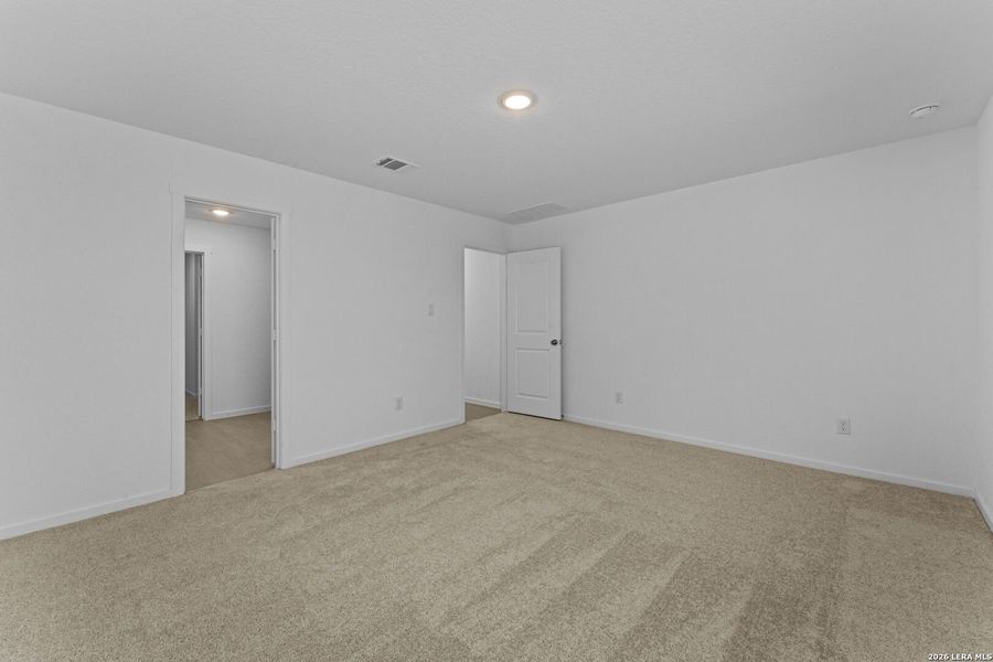 Spacious, unfurnished interior of a new home in Sky Ranch, New Braunfels (Image 12).