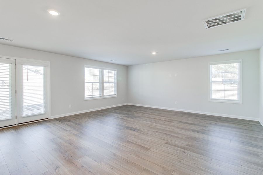Spacious, unfurnished interior of a new home in Bluefield, Lexington (Image 17).