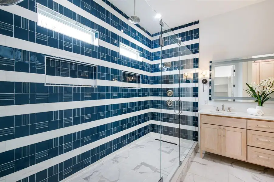 Condo located in Dallas, TX showcasing its design and architecture (Image 5).