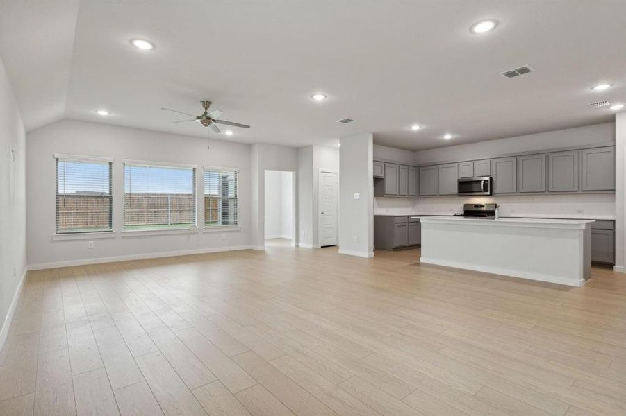 Spacious, unfurnished interior of a new home in Southridge, McKinney (Image 11).