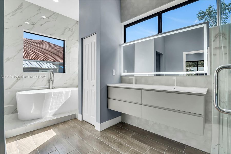 Furnished interior view inside a new home in , Plantation (Image 11).