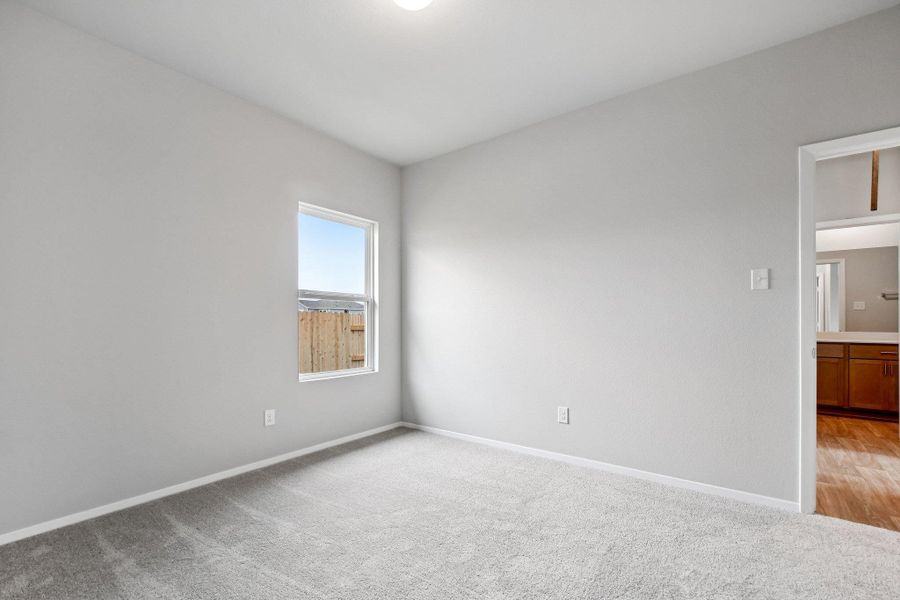 Spacious, unfurnished interior of a new home in Cloverleaf, Austin (Image 15).